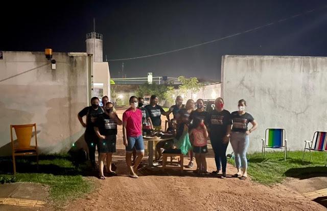 Reivindicando aumento de salário, esposas de PMs fazem protesto e fecham quarteis em Rondônia