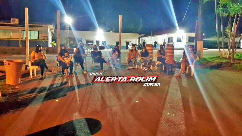 Esposas de policiais fecham acesso ao batalhão da PM em Rolim de Moura Esposas de policiais fecham acesso ao batalhão da PM em Rolim de Moura