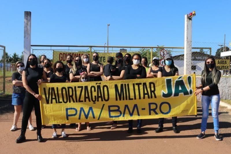 Mulheres de PMs fecham quarteis em Alta Floresta e Pimenta Bueno; Movimento grevista segue firme em Rolim de Moura Mulheres de PMs fecham quarteis em Alta Floresta e Pimenta Bueno; Movimento grevista segue firme em Rolim de Moura