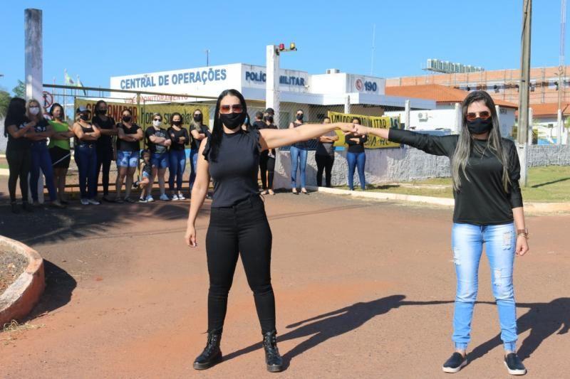 Mulheres de PMs fecham quarteis em Alta Floresta e Pimenta Bueno; Movimento grevista segue firme em Rolim de Moura Mulheres de PMs fecham quarteis em Alta Floresta e Pimenta Bueno; Movimento grevista segue firme em Rolim de Moura