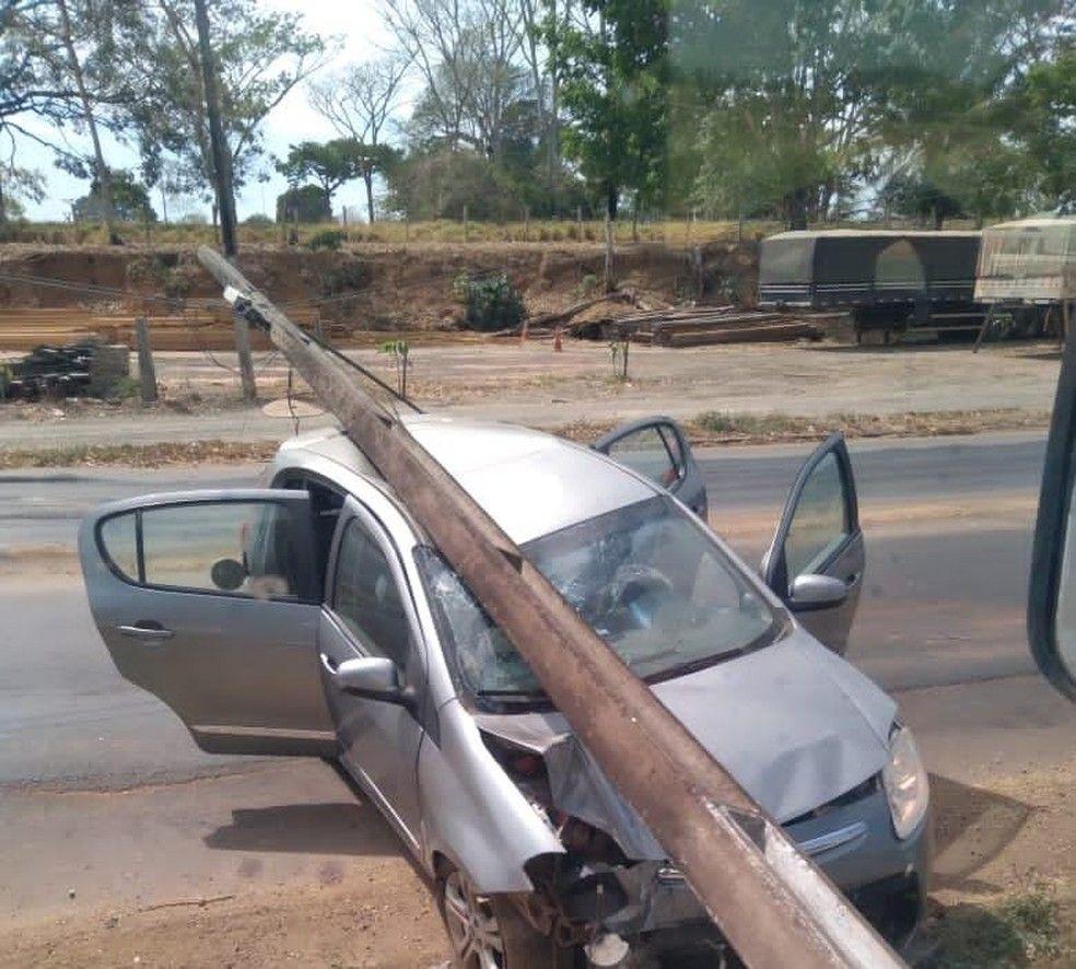Motorista colide carro contra poste próximo a posto da PRF em Ji-Paraná Motorista colide carro contra poste próximo a posto da PRF em Ji-Paraná