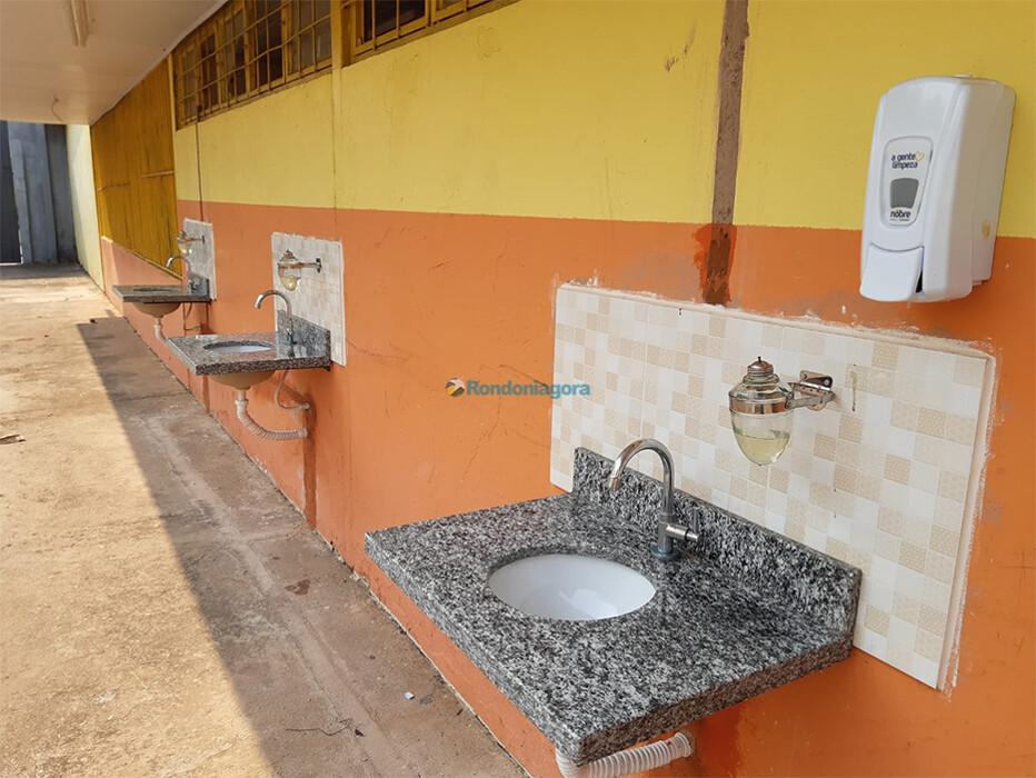 Escolas estaduais retomam aulas presenciais em Rondônia com capacidade reduzida e cuidados sanitários Escolas estaduais retomam aulas presenciais em Rondônia com capacidade reduzida e cuidados sanitários