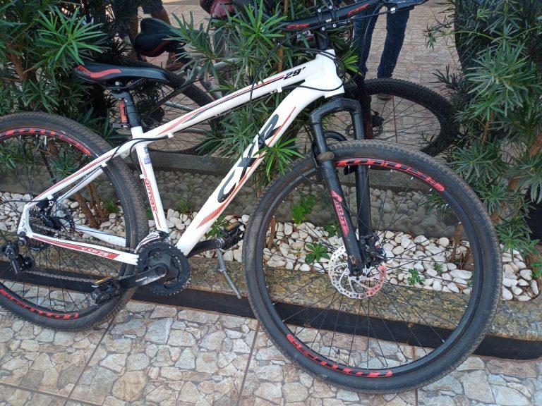 Ciclista tem braço fraturado após ser atingida por caminhonete em Rolim de Moura