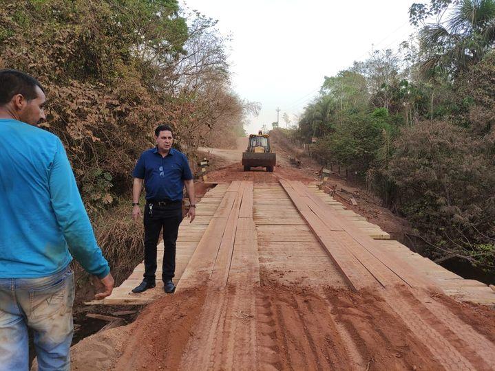 Rolim de Moura: SEMOSP concluiu cascalhamento da linha 164 Norte e recuperou 03 pontes na Zona Rural Rolim de Moura: SEMOSP concluiu cascalhamento da linha 164 Norte e recuperou 03 pontes na Zona Rural