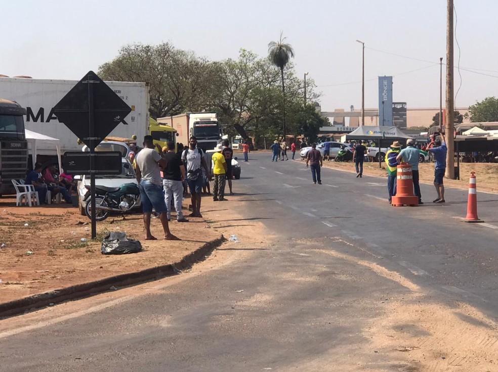 Manifestantes pró-Bolsonaro mantém fechados trechos da BR-364 em Mato Grosso; Rumores indicam que rodovia será fechada em Vilhena