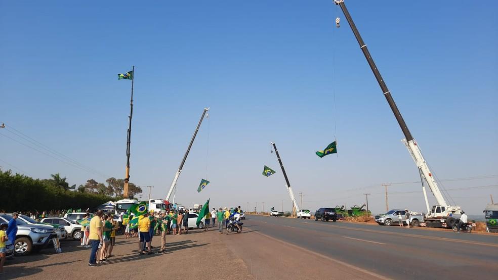 Manifestantes pró-Bolsonaro mantém fechados trechos da BR-364 em Mato Grosso; Rumores indicam que rodovia será fechada em Vilhena