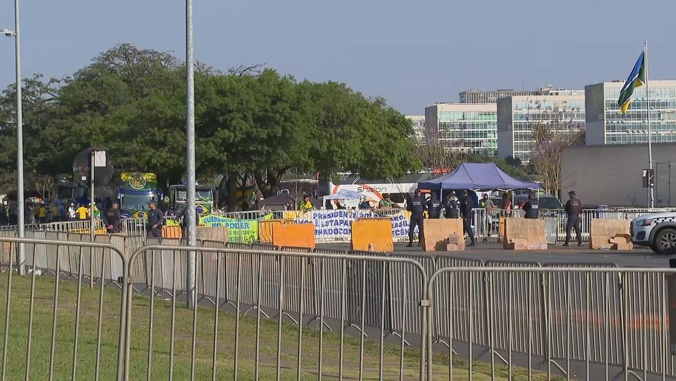 Vias que dão acesso ao Congresso Nacional, STF e Palácio do Planalto permanecem bloqueadas pelo 5º dia seguido Vias que dão acesso ao Congresso Nacional, STF e Palácio do Planalto permanecem bloqueadas pelo 5º dia seguido