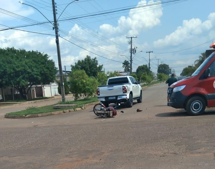 Motorista avança preferencial e acaba colidindo contra motociclista em Rolim de Moura; veja o vídeo Motorista avança preferencial e acaba colidindo contra motociclista em Rolim de Moura; veja o vídeo