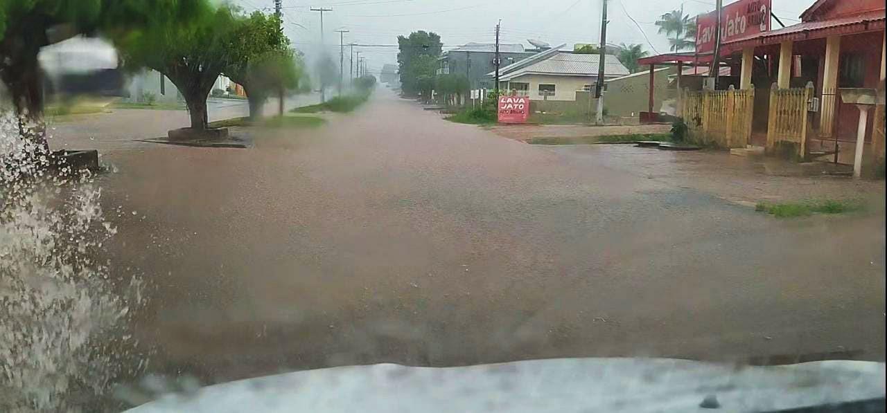 Chuva deixa diversas ruas de Rolim de Moura alagadas; veja o vídeo Chuva deixa diversas ruas de Rolim de Moura alagadas; veja o vídeo