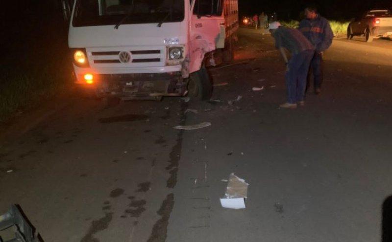 Colisão frontal entre carro e caminhão deixa uma pessoa morta na BR 429