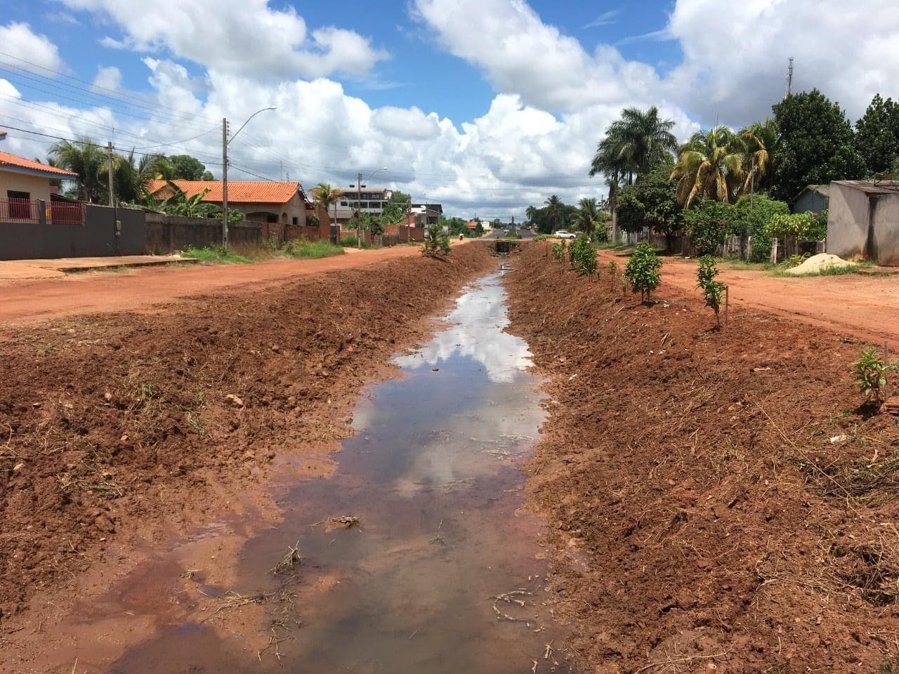 Prefeitura inicia limpeza de bueiros e igarapés em Rolim de Moura Orientação é para que não se jogue lixos nos rios Prefeitura inicia limpeza de bueiros e igarapés em Rolim de Moura Orientação é para que não se jogue lixos nos rios