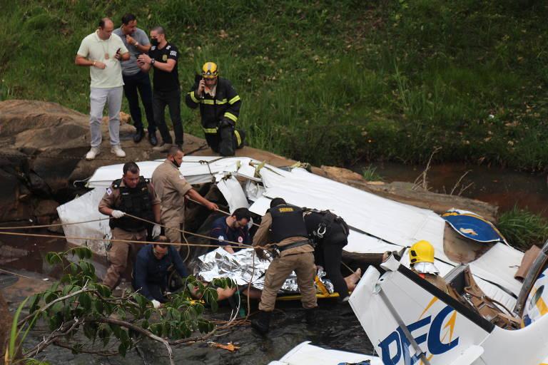 Companhia de energia elétrica diz que avião com Marília Mendonça atingiu cabo de torre de alta tensão antes de cair em MG