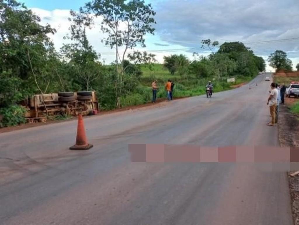 ROLIM DE MOURA: Caminhão caçamba do DER tombou na RO-010 próximo a linha 172 ROLIM DE MOURA: Caminhão caçamba do DER tombou na RO-010 próximo a linha 172