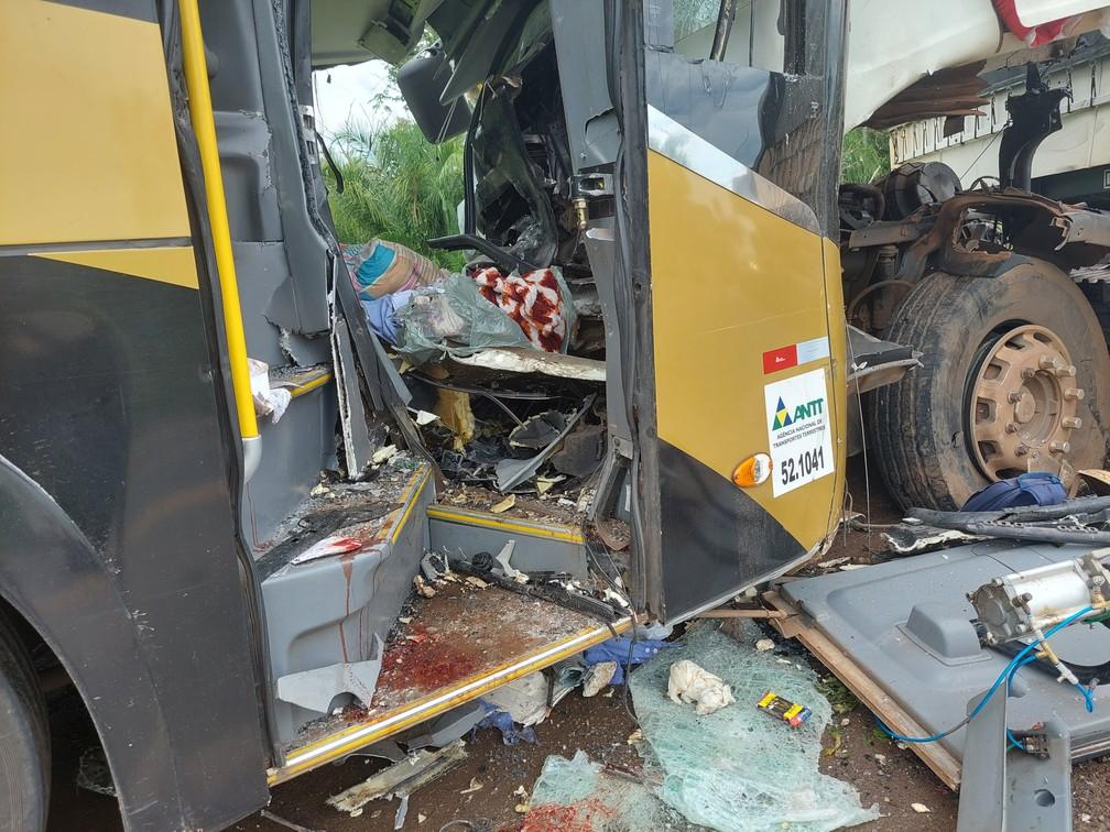 Colisão entre ônibus e carreta deixa três mortos na BR-364 em Rondônia
