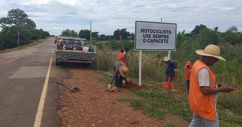 Equipe do DER implanta sinalização horizontal e vertical nas Rodovias 383 e 490 na região da Zona da Mata Equipe do DER implanta sinalização horizontal e vertical nas Rodovias 383 e 490 na região da Zona da Mata