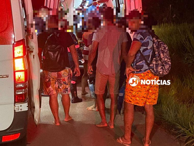Dezenas de passageiros ficam feridos após ônibus cair em ribanceira na BR-319 Dezenas de passageiros ficam feridos após ônibus cair em ribanceira na BR-319