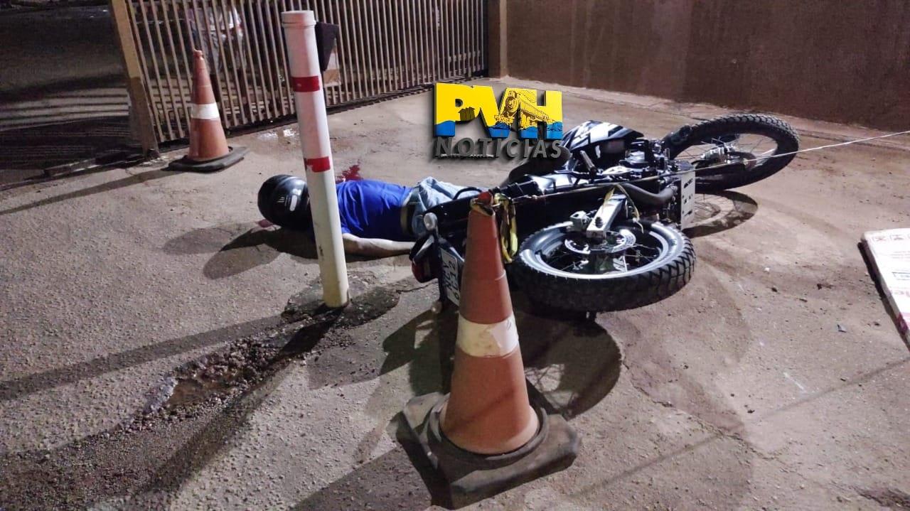 Câmera de segurança registra momento em que motociclista é executado a tiros em Porto Velho Câmera de segurança registra momento em que motociclista é executado a tiros em Porto Velho