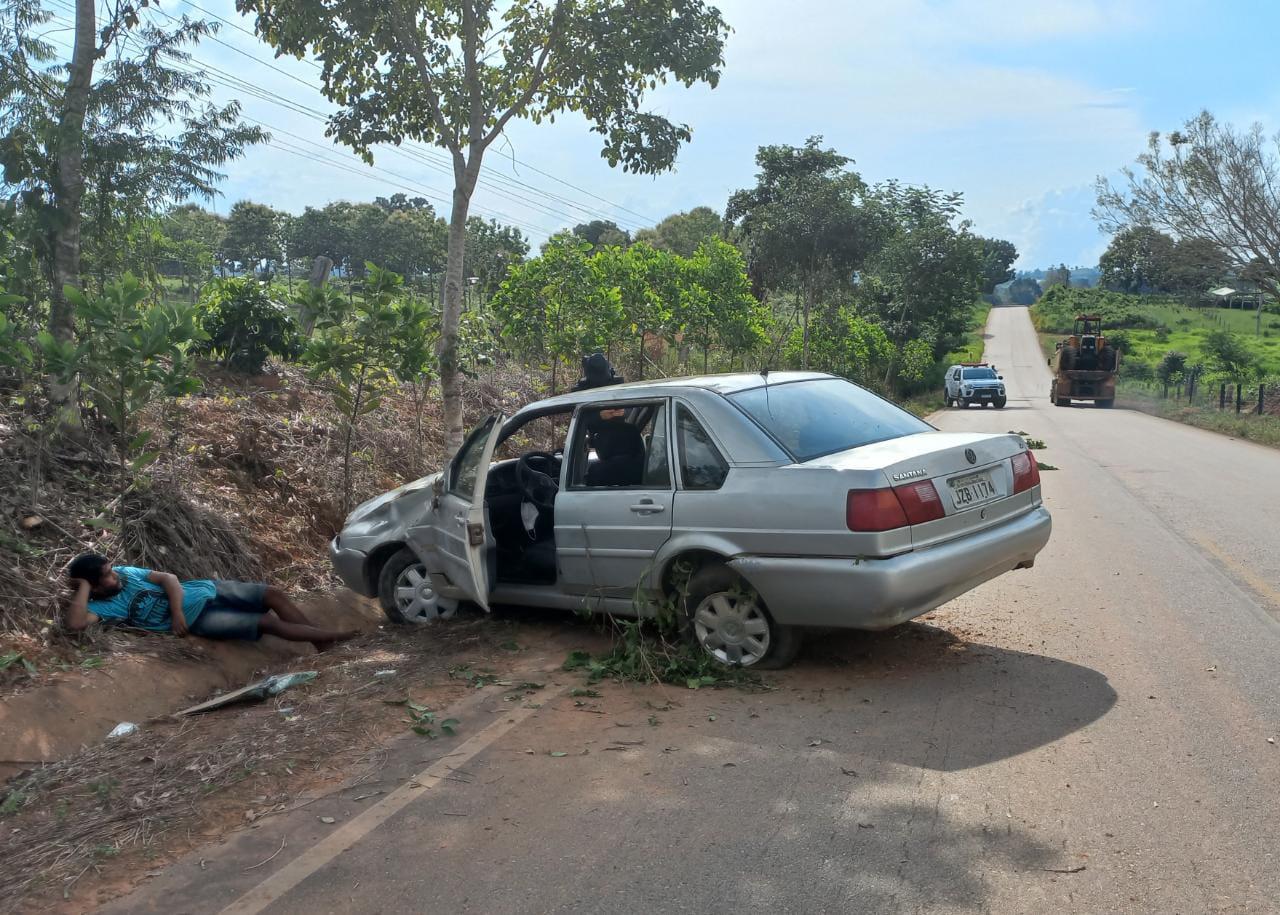 Condutor perde controle do carro e capota veículo ao tentar fazer ultrapassagem na RO-010 Condutor perde controle do carro e capota veículo ao tentar fazer ultrapassagem na RO-010