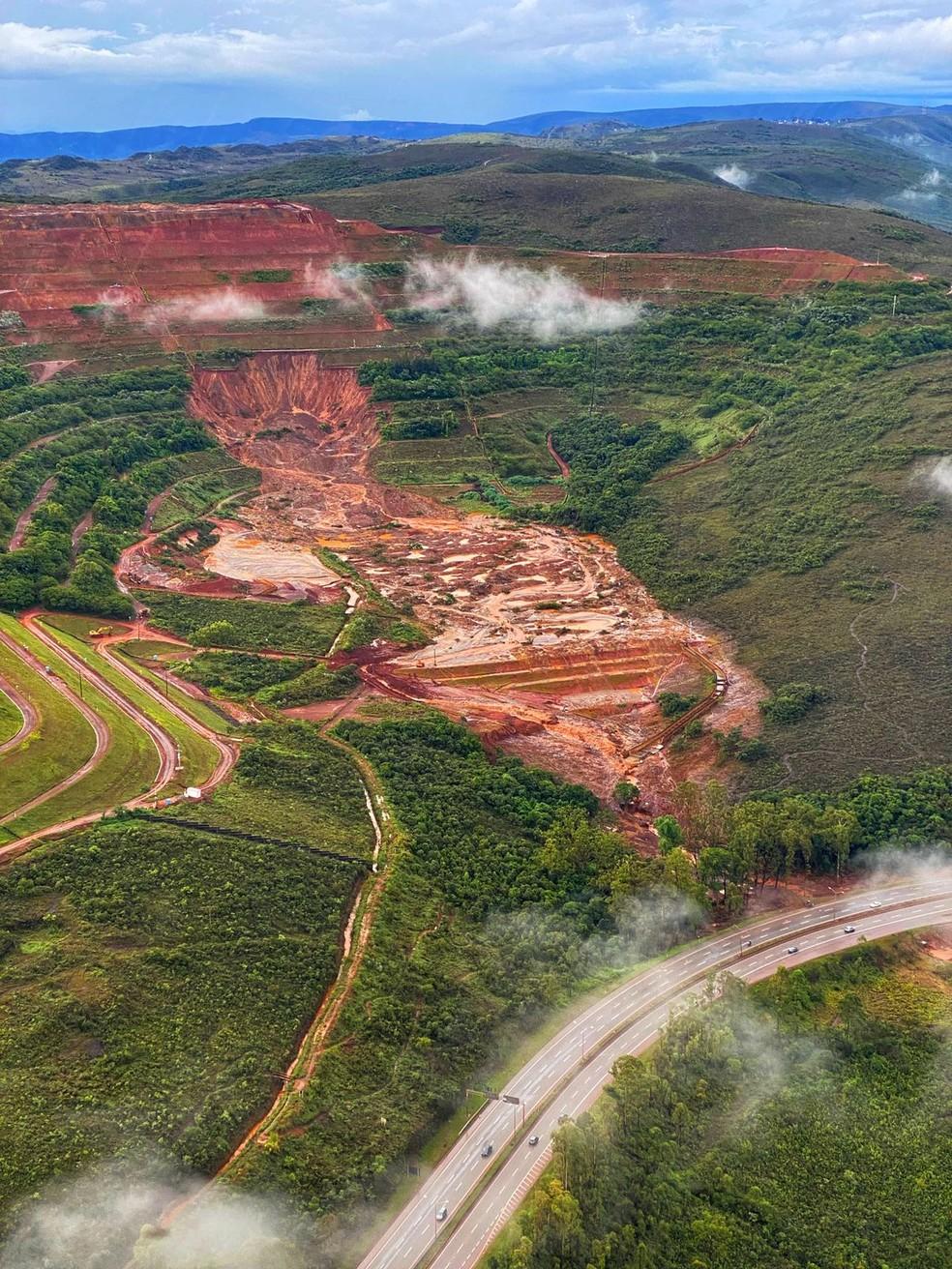 Imagens mostram momento em que água transborda dique de mineradora após chuvas intensas em MG Imagens mostram momento em que água transborda dique de mineradora após chuvas intensas em MG