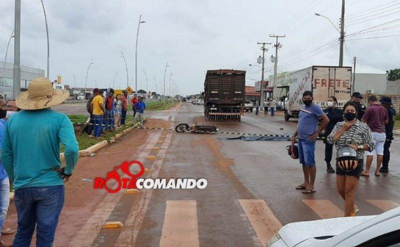 Motociclista invade via preferencial e morre atropelado por caminhão em São Francisco; Câmera registra momento do acidente Motociclista invade via preferencial e morre atropelado por caminhão em São Francisco; Câmera registra momento do acidente