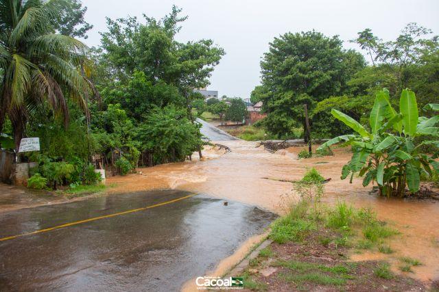 Rios transbordam e invadem BR-364 em Cacoal Rios transbordam e invadem BR-364 em Cacoal