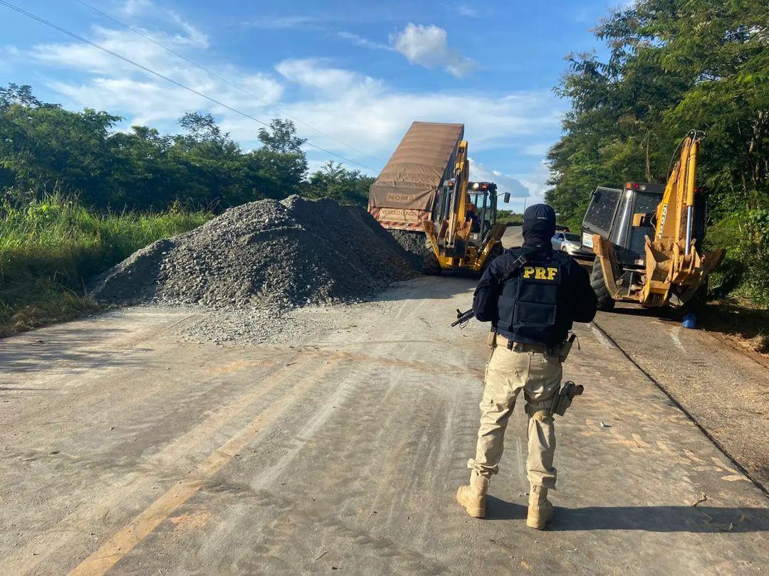 BR-364 deve estar liberada para trânsito em até dois dias, segundo DNIT e PRF BR-364 deve estar liberada para trânsito em até dois dias, segundo DNIT e PRF