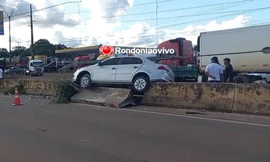 Acidente entre dois veículos na BR-364 em Porto Velho faz carro subir em mureta de proteção
