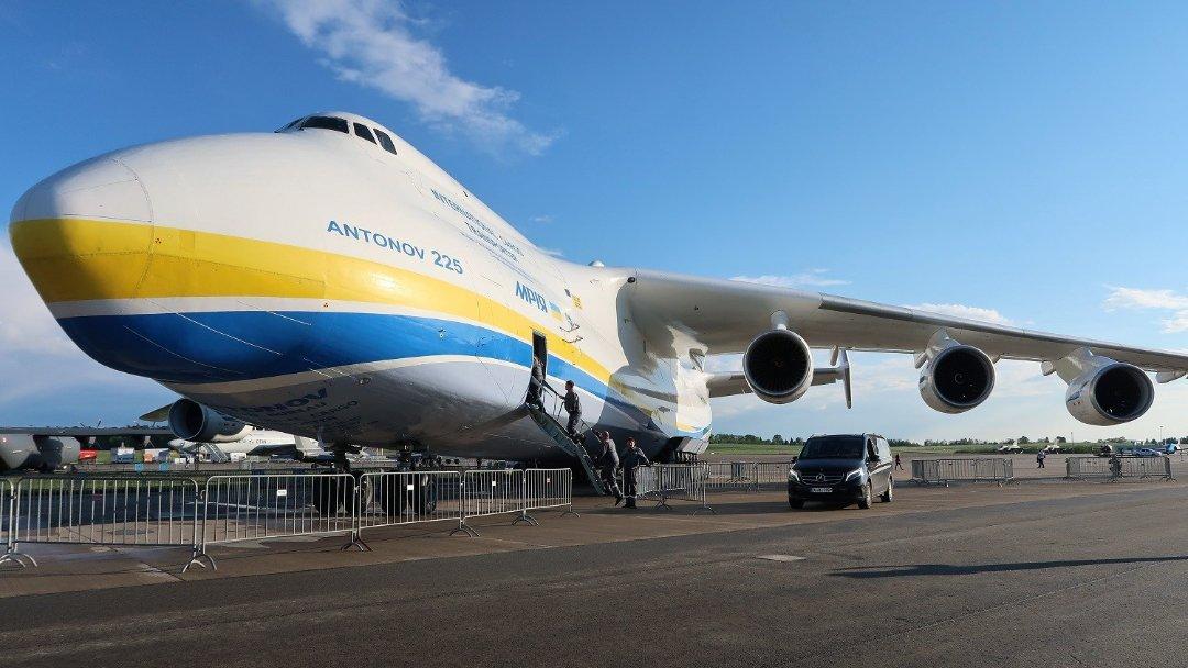TV russa divulga imagens do maior avião do mundo, destruído na guerra da Ucrânia