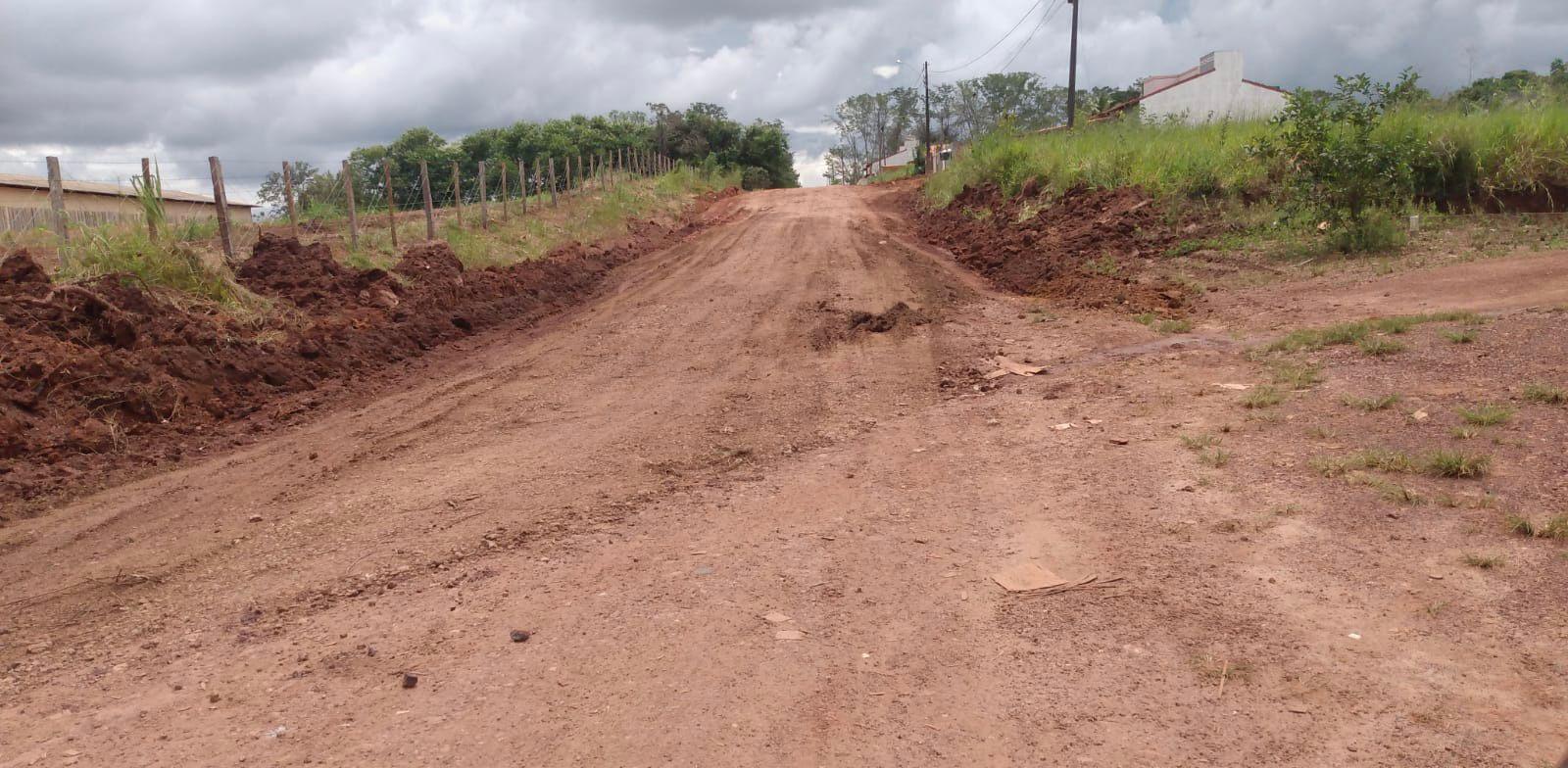 ROLIM DE MOURA: Ruas do Bairro Industrial e bueiros e pontes da linha 180 foram recuperadas pela SEMOSP nesta segunda-feira ROLIM DE MOURA: Ruas do Bairro Industrial e bueiros e pontes da linha 180 foram recuperadas pela SEMOSP nesta segunda-feira