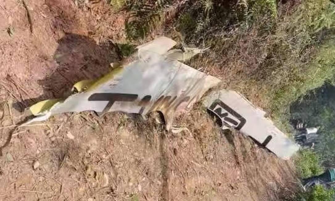 Avião com 132 pessoas a bordo cai em região de montanhas na China Avião com 132 pessoas a bordo cai em região de montanhas na China