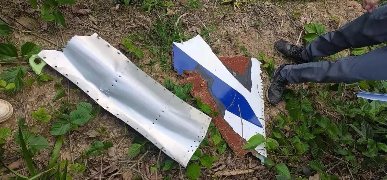 Avião com 132 pessoas a bordo cai em região de montanhas na China Avião com 132 pessoas a bordo cai em região de montanhas na China