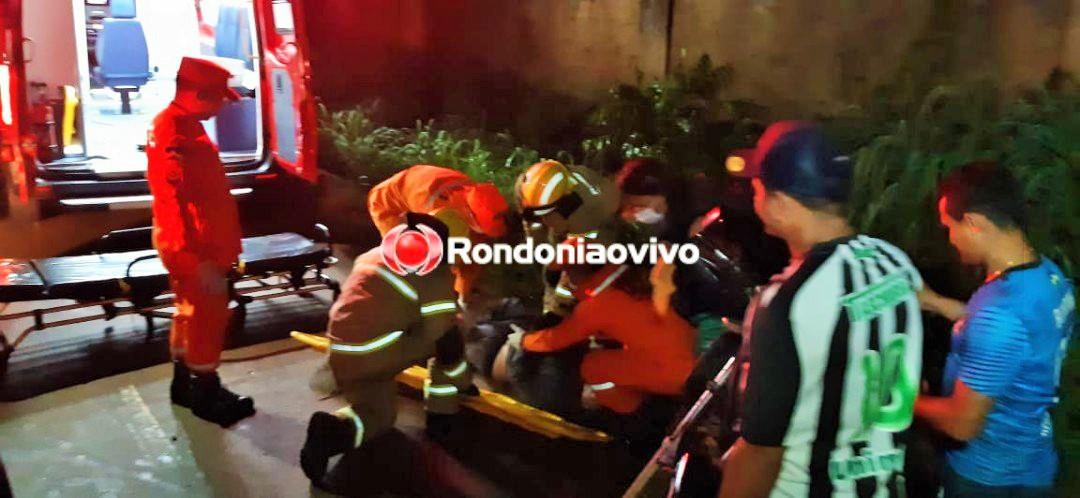 Motociclista passa direto em curva e vai parar dentro de bueiro Motociclista passa direto em curva e vai parar dentro de bueiro