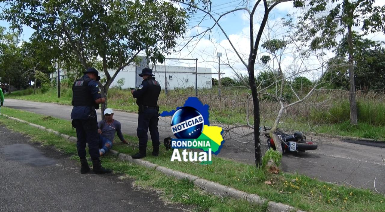 Ji-Paraná: Galho seco cai repentinamente na pista e atinge motocicleta Ji-Paraná: Galho seco cai repentinamente na pista e atinge motocicleta