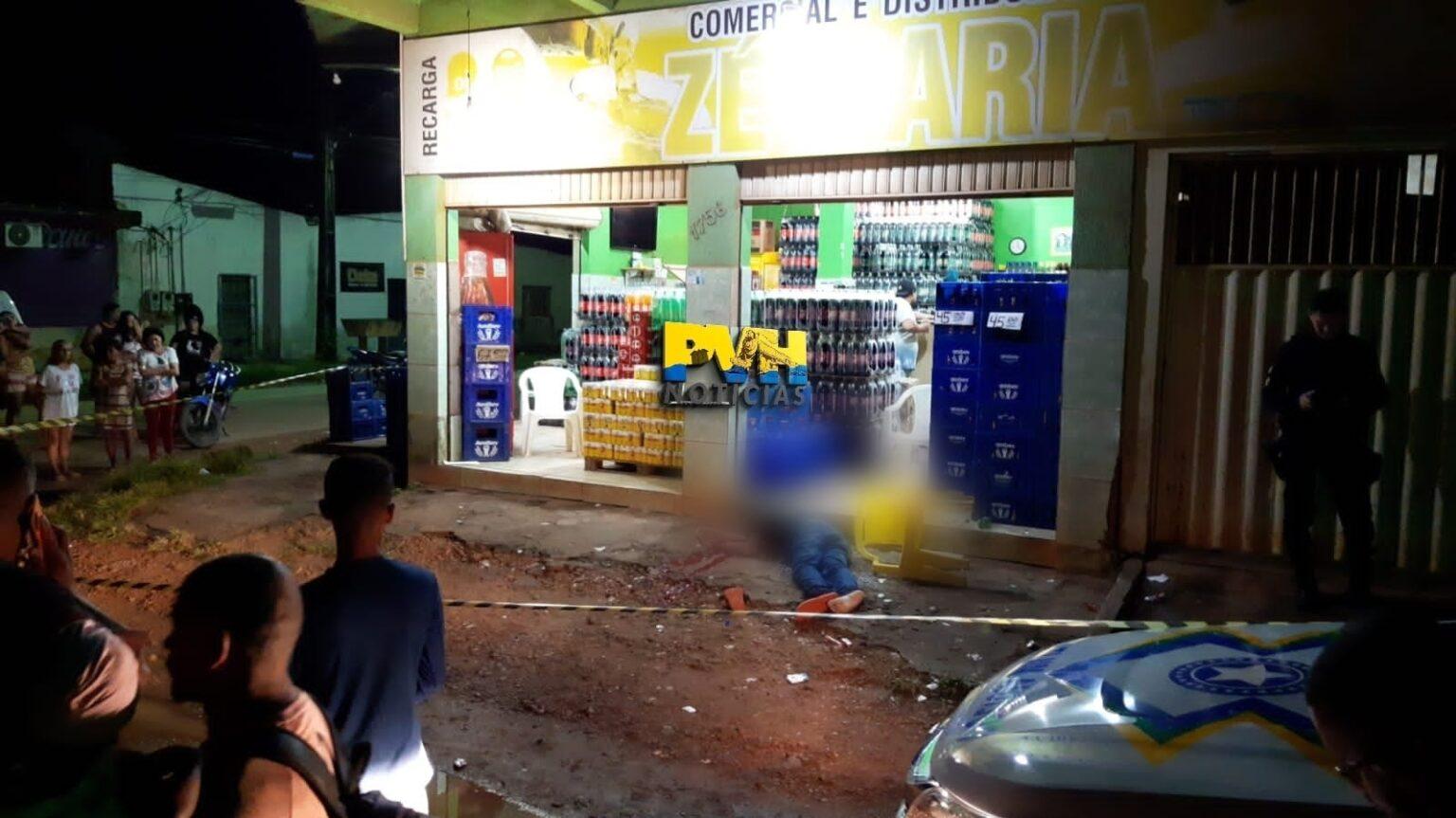 Câmera de segurança registra momento que homem é morto com vários tiros na cabeça em Porto Velho (imagens fortes) Câmera de segurança registra momento que homem é morto com vários tiros na cabeça em Porto Velho (imagens fortes)