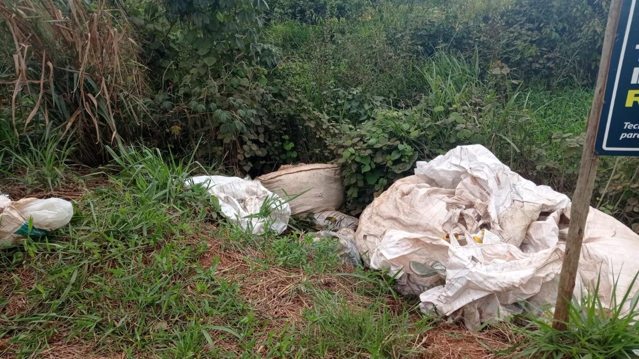 Sanerom recebe denúncia e constata descarte irregular de lixo na zona rural de Rolim de Moura