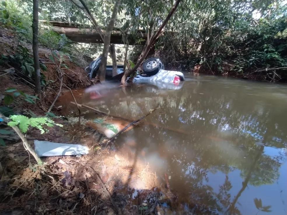 Três pessoas morrem após caminhonete cair dentro de rio na zona rural de Ariquemes; veja o vídeo Três pessoas morrem após caminhonete cair dentro de rio na zona rural de Ariquemes; veja o vídeo