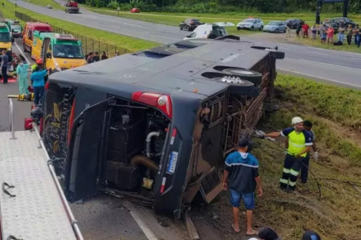 Acidente de ônibus mata cantor Aleksandro e mais 5 pessoas no interior de SP; veja vídeos Acidente de ônibus mata cantor Aleksandro e mais 5 pessoas no interior de SP; veja vídeos