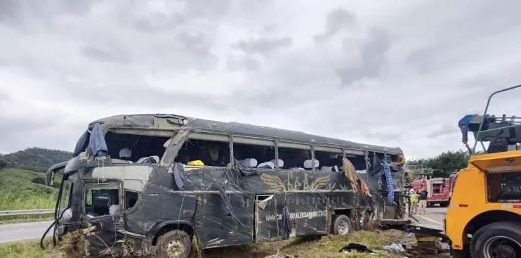 Acidente de ônibus mata cantor Aleksandro e mais 5 pessoas no interior de SP; veja vídeos Acidente de ônibus mata cantor Aleksandro e mais 5 pessoas no interior de SP; veja vídeos