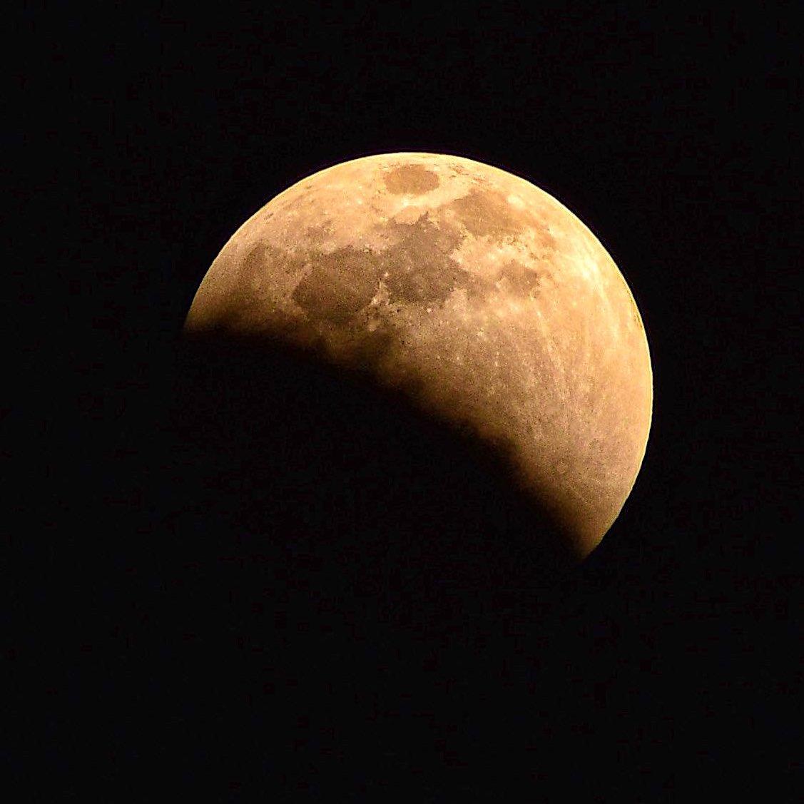 Eclipse Lunar ocorreu na noite de domingo; Fotos e vídeos