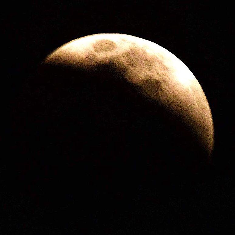 Eclipse Lunar ocorreu na noite de domingo; Fotos e vídeos