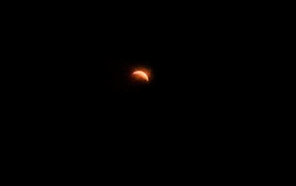 Eclipse Lunar ocorreu na noite de domingo; Fotos e vídeos