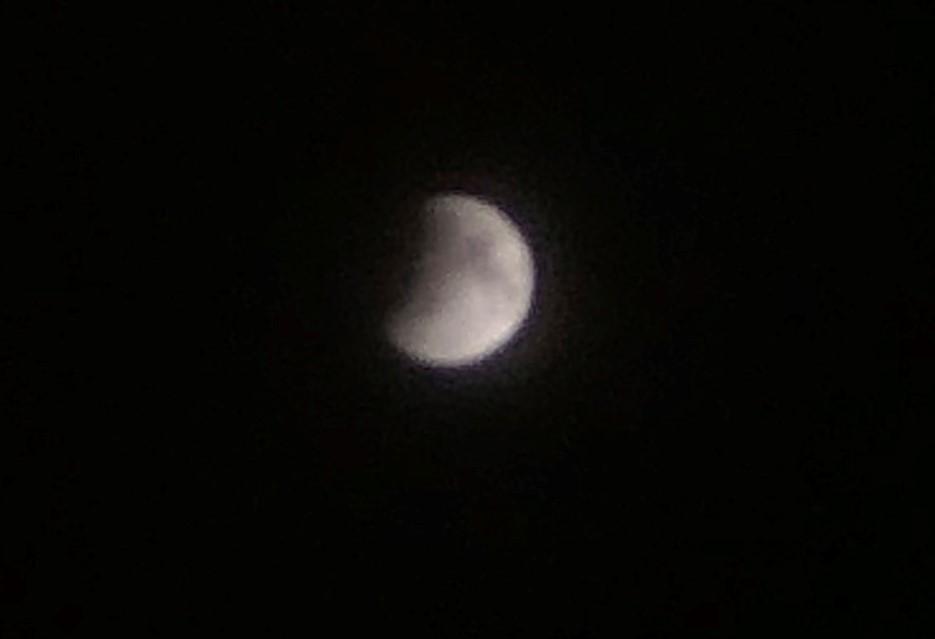 Eclipse Lunar ocorreu na noite de domingo; Fotos e vídeos