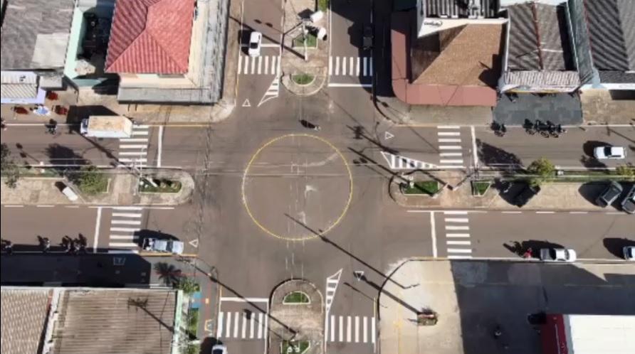 Polêmica rotatória implantada em cruzamento em Rolim de Moura tem ótimos objetivos, mas rolimourenses irão entender o significado?