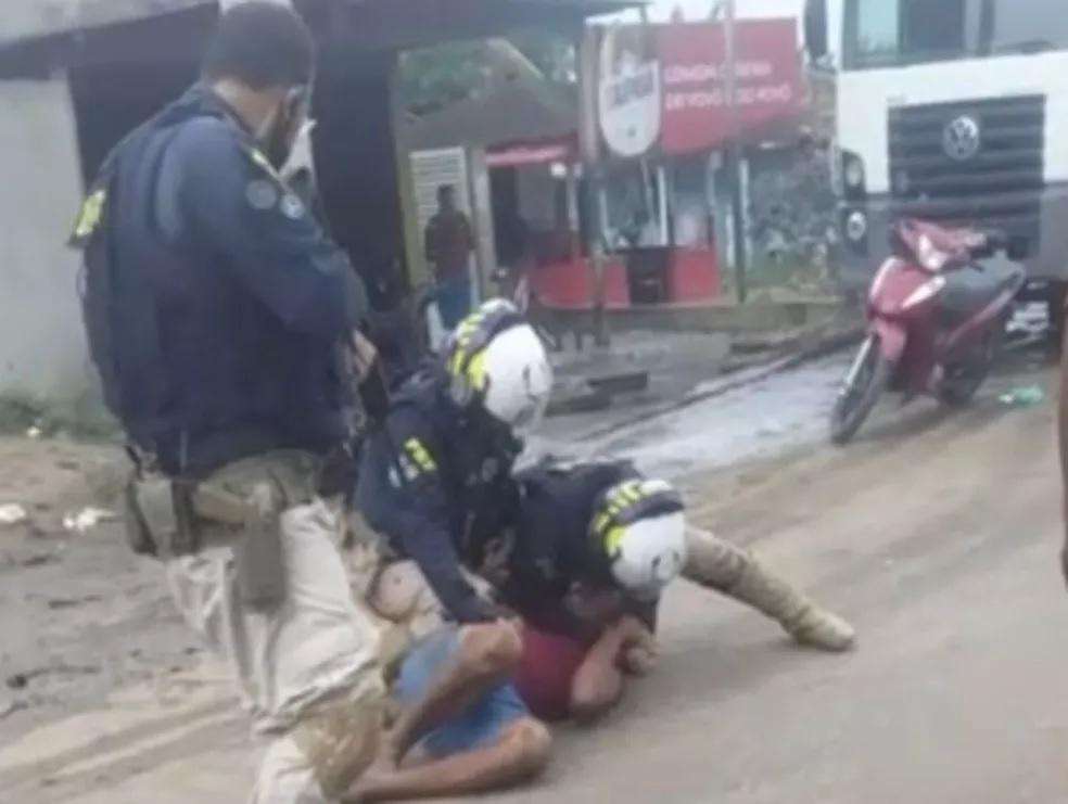 Homem morre após ser abordado pela PRF e colocado em porta-malas de viatura cheia de gás; veja o vídeo Homem morre após ser abordado pela PRF e colocado em porta-malas de viatura cheia de gás; veja o vídeo