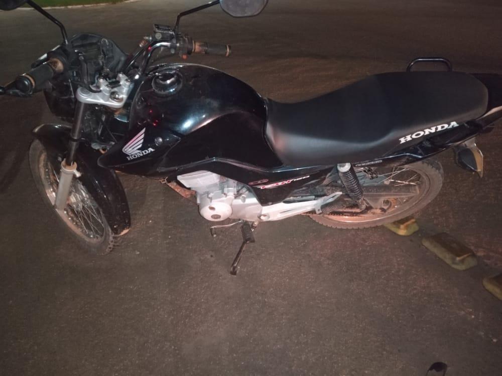 Motociclista perde o controle e cai após passar sobre quebra-molas em Rolim de Moura Motociclista perde o controle e cai após passar sobre quebra-molas em Rolim de Moura