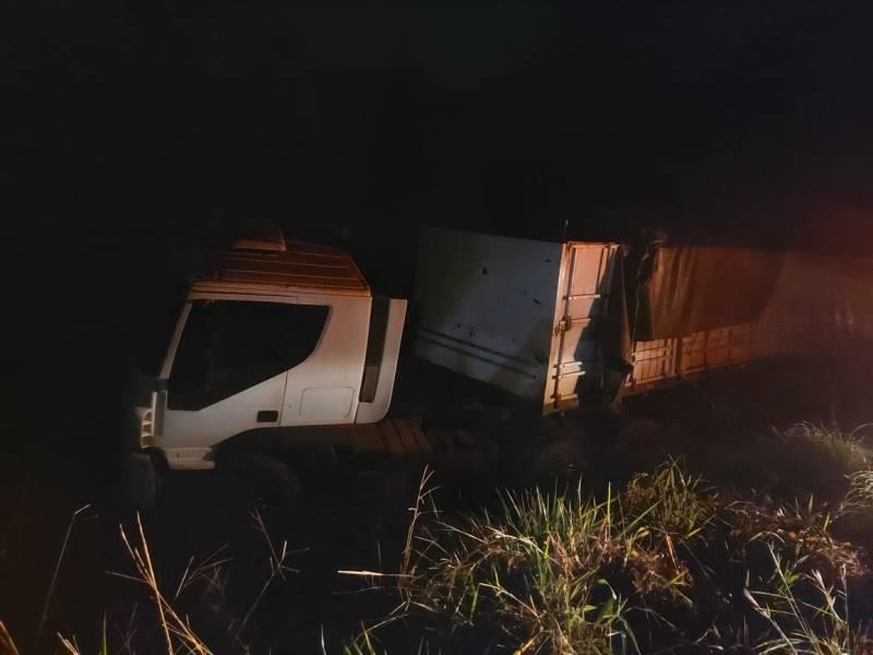 Durante perseguição, motorista pula de caminhão desgovernado e PM apreende cerca de 300 kg de cocaína em Cerejeiras