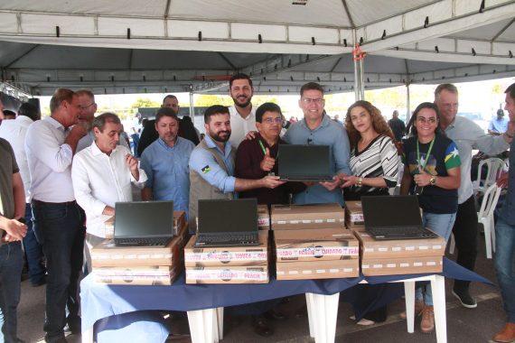 Noventa e dois veículos e 180 notebooks são entregues à Emater para fortalecimento da agricultura familiar Noventa e dois veículos e 180 notebooks são entregues à Emater para fortalecimento da agricultura familiar