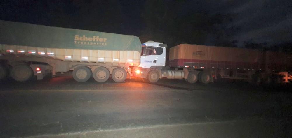 Caminhão não consegue subir morro, volta de ré e bate em carreta que vinha atrás na BR-364, em Jaru Caminhão não consegue subir morro, volta de ré e bate em carreta que vinha atrás na BR-364, em Jaru