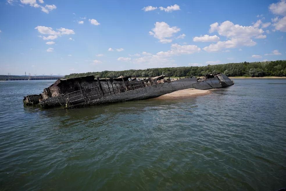 Pegada de dinossauros, navio nazista, bombas da 2ª Guerra: Seca histórica revela marcas do passado em reservatórios pelo mundo