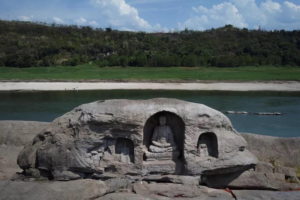 Pegada de dinossauros, navio nazista, bombas da 2ª Guerra: Seca histórica revela marcas do passado em reservatórios pelo mundo